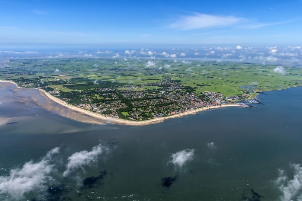 Aerial photograph Wyk auf Föhr - Townscape Wyk with the harbour on the seacoast of North Sea on Foehr island in the state Schleswig-Holstein