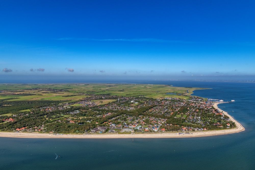 Aerial photograph Wyk auf Föhr - Townscape Wyk with houses on the seacoast of North Sea on Foehr island in the state Schleswig-Holstein