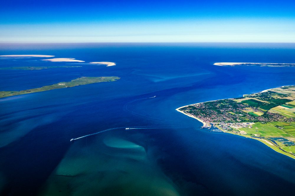Wyk auf Föhr from the bird's eye view: Townscape Wyk with the harbour on the seacoast of North Sea on Foehr island in the state Schleswig-Holstein