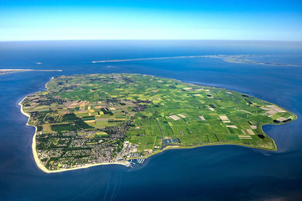 Aerial photograph Wyk auf Föhr - Townscape Wyk with the harbour on the seacoast of North Sea on Foehr island in the state Schleswig-Holstein