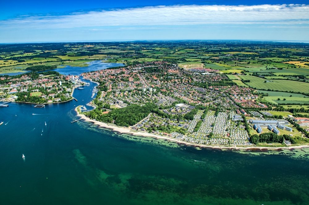 Neustadt in Holstein from the bird's eye view: Townscape on the seacoast of Baltic Sea in Neustadt in Holstein in the state Schleswig-Holstein