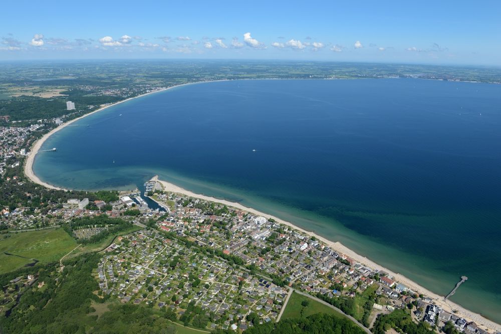 Aerial image Niendorf/Ostsee - Townscape on the seacoast of Baltic Sea in Niendorf/Ostsee in the state Schleswig-Holstein