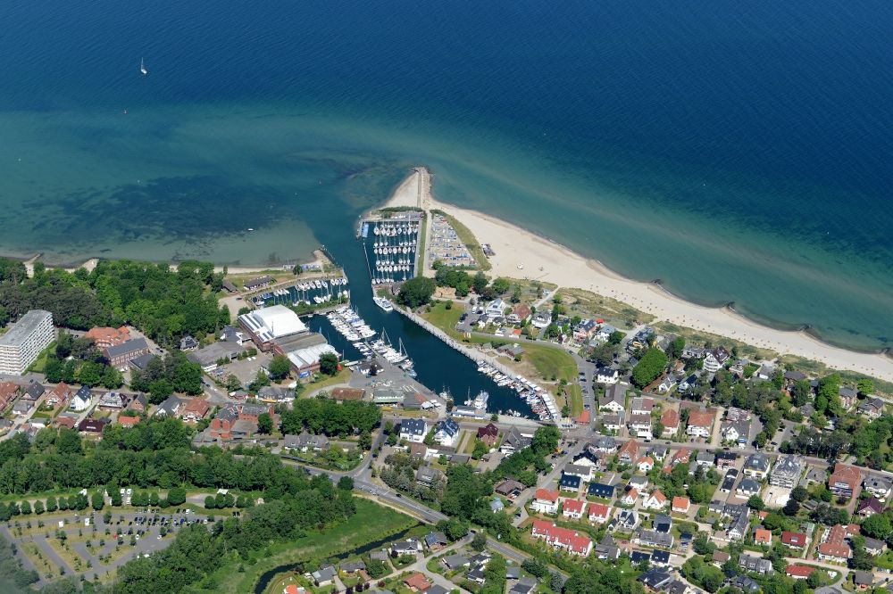Aerial photograph Niendorf/Ostsee - Townscape on the seacoast of Baltic Sea in Niendorf/Ostsee in the state Schleswig-Holstein