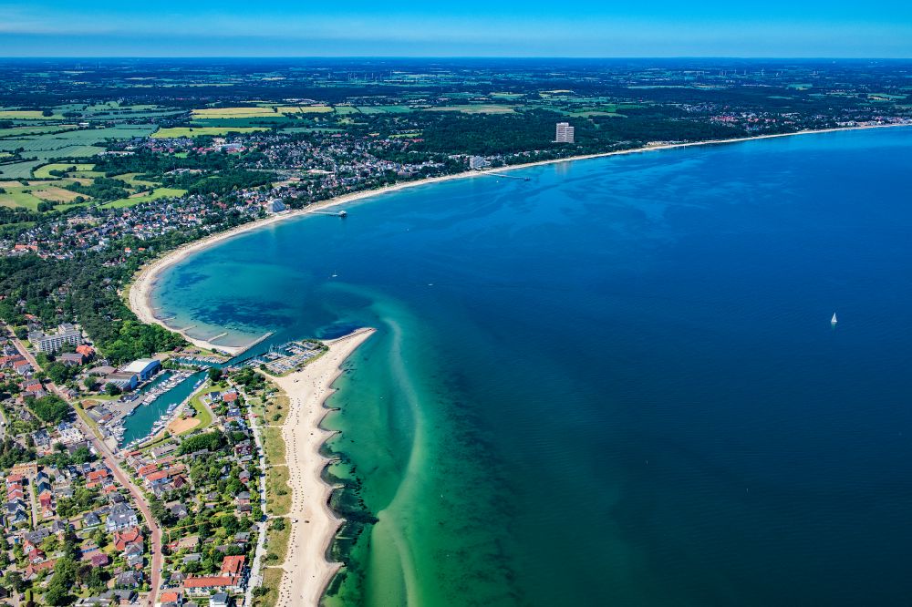 Niendorf from the bird's eye view: Townscape on the seacoast of Baltic Sea in Niendorf/Ostsee in the state Schleswig-Holstein, Germany