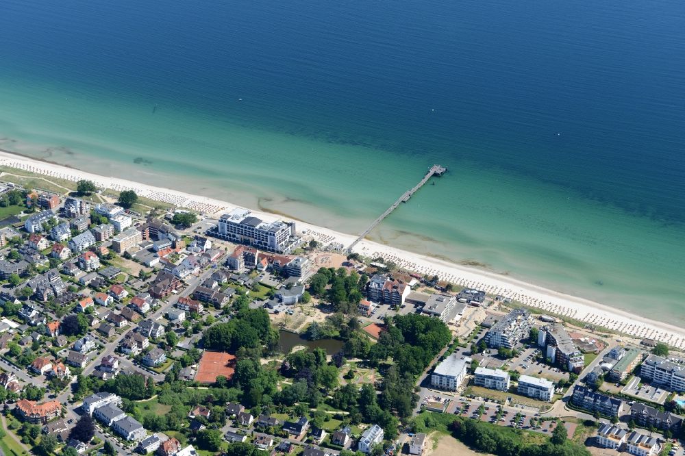 Aerial photograph Scharbeutz - Townscape on the seacoast of Baltic Sea in Scharbeutz in the state Schleswig-Holstein
