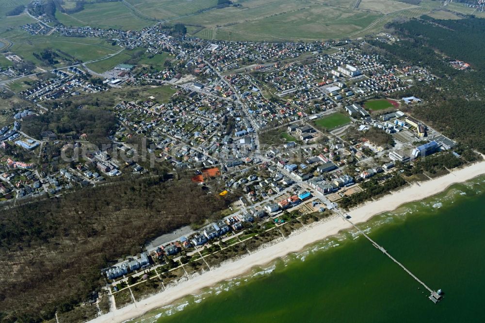 Aerial photograph Zinnowitz - Townscape on the seacoast with Seebruecke in Zinnowitz on the island of Usedom in the state Mecklenburg - Western Pomerania, Germany