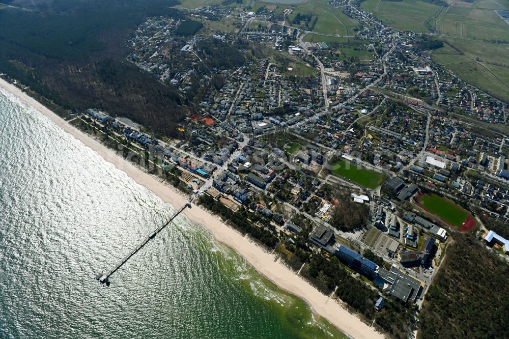 Zinnowitz from the bird's eye view: Townscape on the seacoast with Seebruecke in Zinnowitz on the island of Usedom in the state Mecklenburg - Western Pomerania, Germany