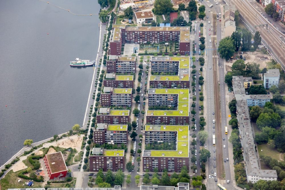 Berlin from the bird's eye view: Multi-family residential complex along the Hauptstrasse on Rummelsburger Bucht in Rummelsburg in Berlin, Germany
