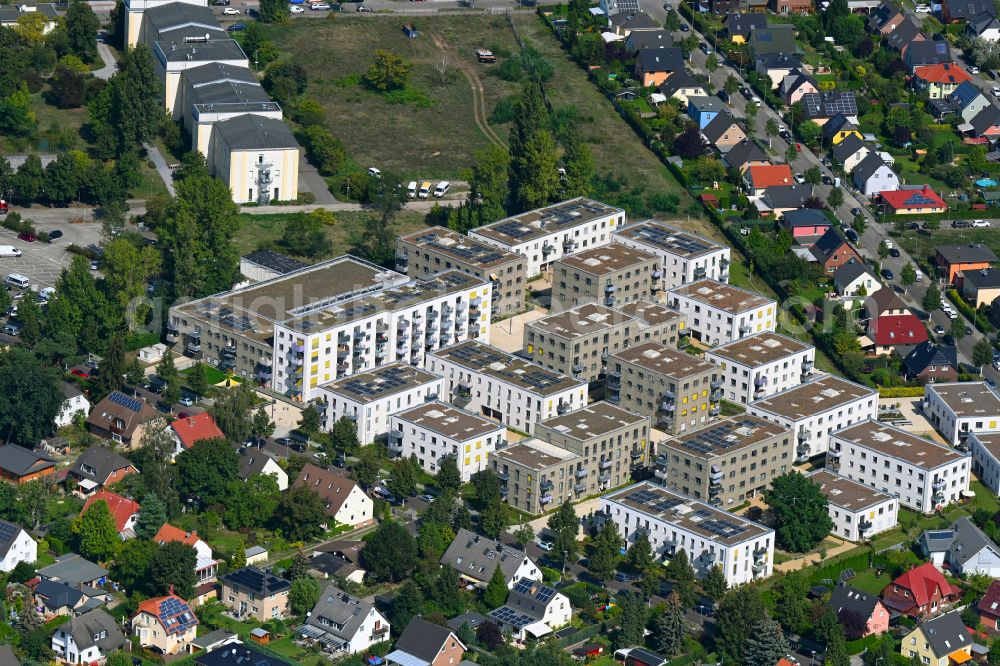 Berlin from above - Multi-family residential complex of Johannisgaerten between of Strasse am Flugplatz and Melli-Beese-Strasse in the district Johannisthal in Berlin, Germany