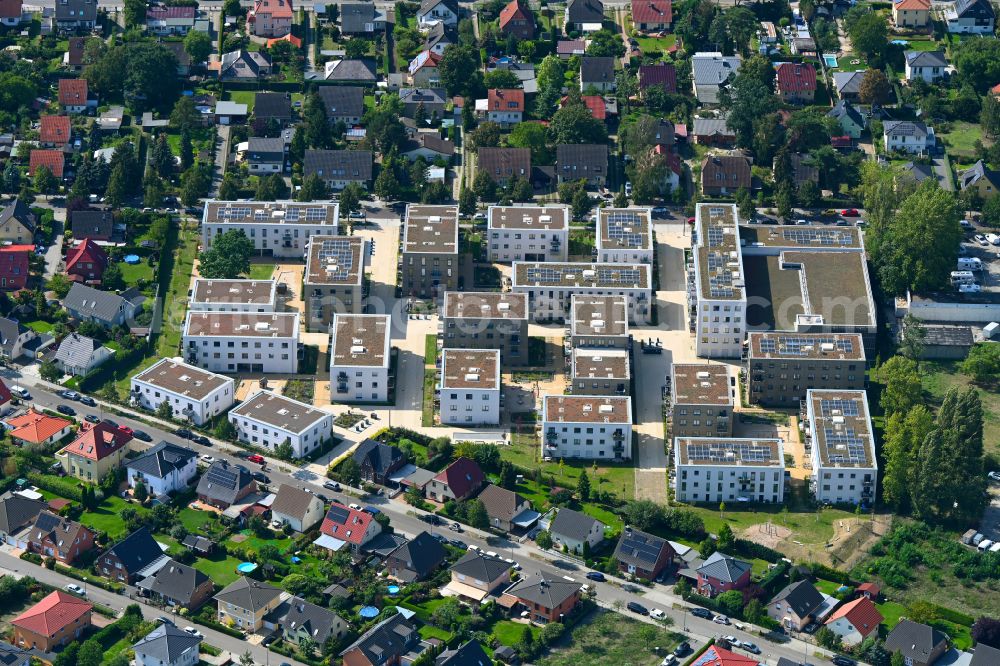 Berlin from the bird's eye view: Multi-family residential complex of Johannisgaerten between of Strasse am Flugplatz and Melli-Beese-Strasse in the district Johannisthal in Berlin, Germany