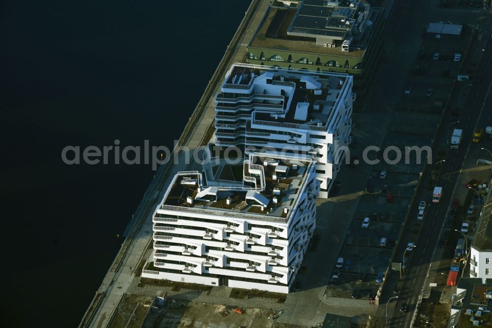 Aerial image Berlin - Multi-family residential complex WAVE WATERSIDE LIVING BERLIN on the former Osthafen port on Stralauer Allee in the district Friedrichshain in Berlin, Germany
