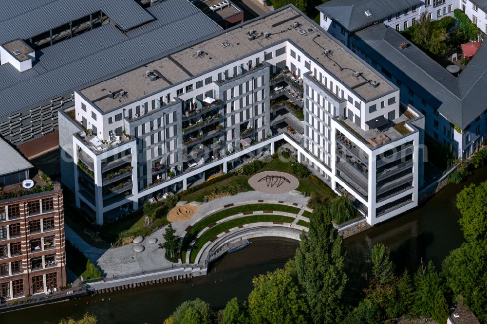 Aerial image Leipzig - Multi-family residential complex Nonnenstrasse at the riverbank Weisse Elster in the district Plagwitz in Leipzig in the state Saxony