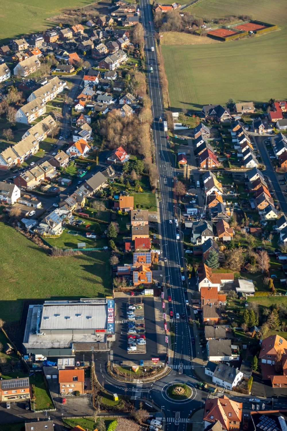 Ahlen from the bird's eye view: Residential area of a multi-family house settlement on Alleestrasse in Dolberg in the state North Rhine-Westphalia, Germany