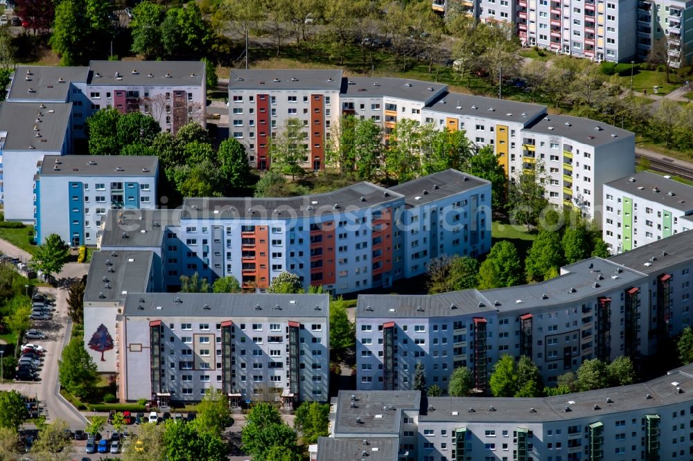 Erfurt from above - Residential area of a multi-family house settlement on Drosselberg - Carl-Zeiss-Strasse - Curiestrasse - Max-Planck-Strasse in the district Melchendorf in Erfurt in the state Thuringia, Germany