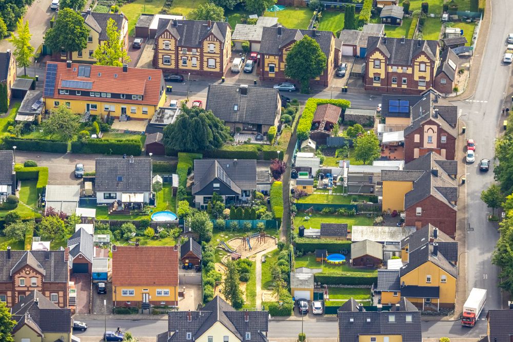 Aerial photograph Bönen - Residential area of a multi-family house settlement along the Zechenstrasse in Boenen in the state North Rhine-Westphalia, Germany