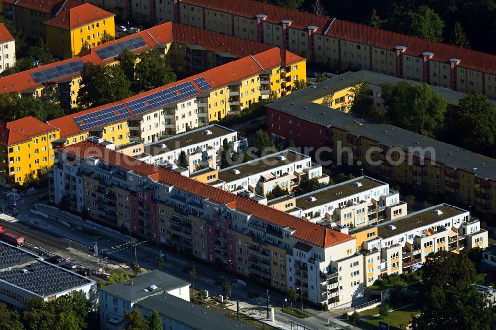 Aerial photograph Berlin - Residential area of a multi-family house settlement Am Gruenen Anger - Gross-Berliner Damm - Greifstrasse in the district Johannisthal in Berlin, Germany