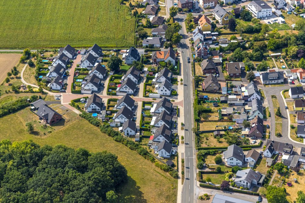 Pelkum from above - Residential area of a multi-family house settlement on Grosse Werlstrasse in Pelkum at Ruhrgebiet in the state North Rhine-Westphalia, Germany