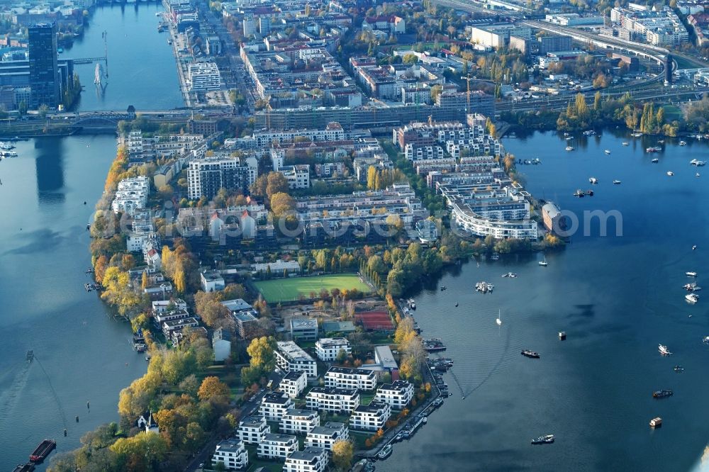 Aerial image Berlin - Residential area of a??a??an apartment building with boat jetties on the banks of the Stralau peninsula in the Rummelsburg Bay in the Friedrichshain district of Berlin, Germany