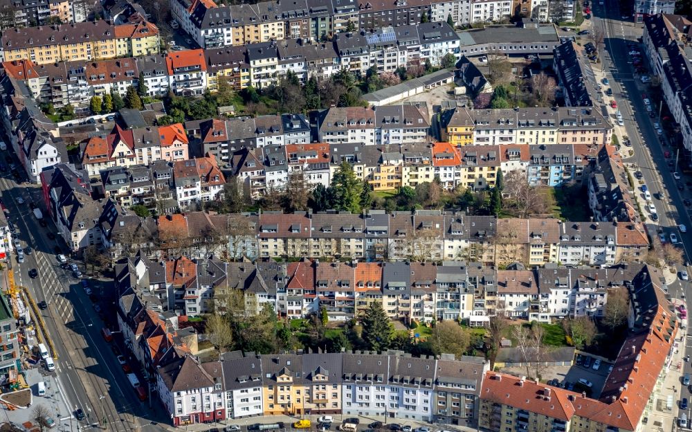 Essen from the bird's eye view: Residential area of a multi-family house settlement Hufelandstrasse, Billrothstrasse, Chranachstrasse in the district Holsterhausen in Essen in the state North Rhine-Westphalia, Germany