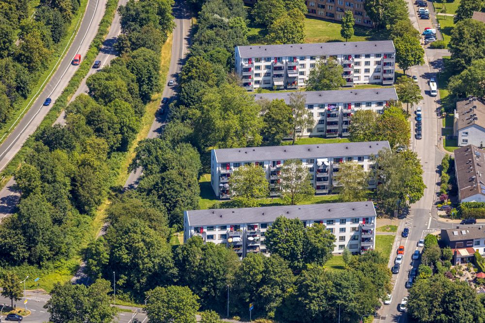 Aerial photograph Mülheim an der Ruhr - Residential area of a multi-family house settlement in Muelheim on the Ruhr at Ruhrgebiet in the state North Rhine-Westphalia, Germany
