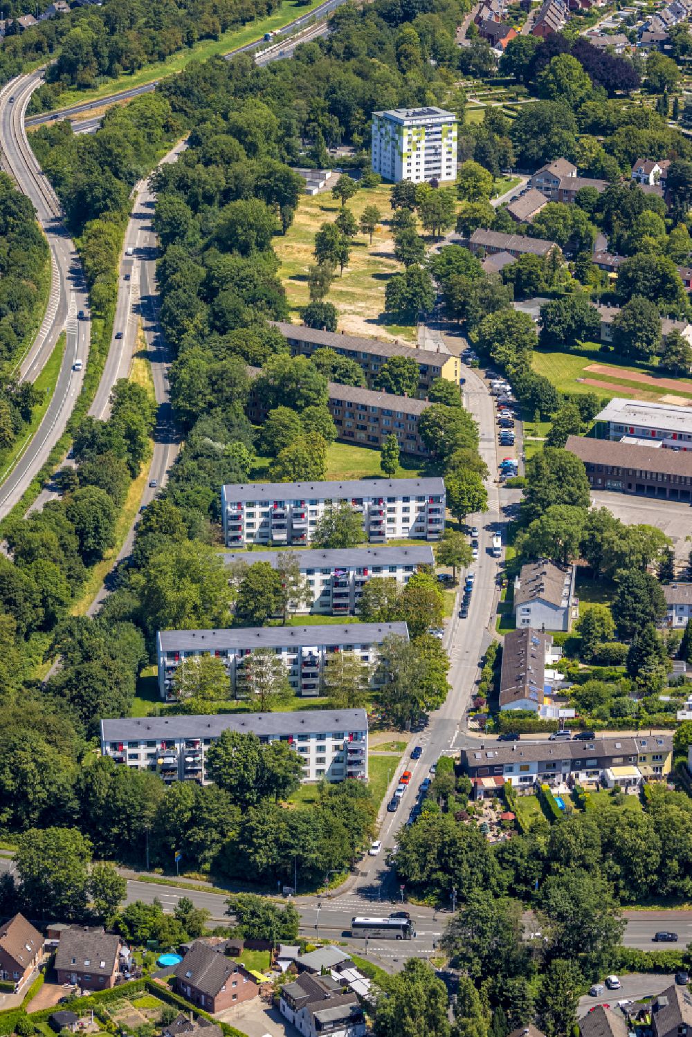 Mülheim an der Ruhr from the bird's eye view: Residential area of a multi-family house settlement in Muelheim on the Ruhr at Ruhrgebiet in the state North Rhine-Westphalia, Germany