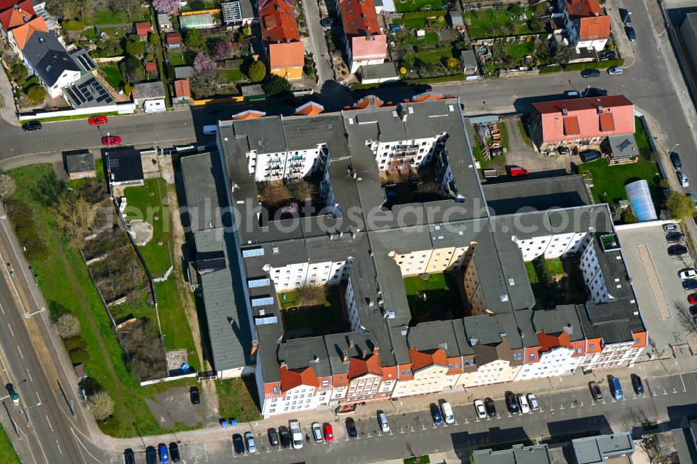 Aerial image Magdeburg - Residential area of an apartment building with courtyards on Lostauer Strasse - Speicherstrasse in the district Alte Neustadt in Magdeburg in the state Saxony-Anhalt, Germany