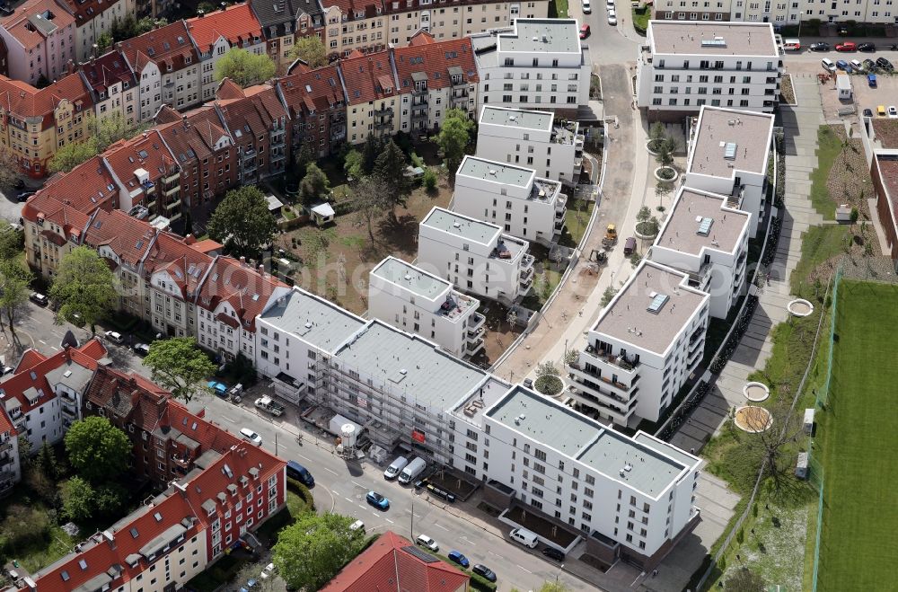 Erfurt from the bird's eye view: Residential area of a multi-family house settlement on Blumenstrasse in the district Andreasvorstadt in Erfurt in the state Thuringia, Germany