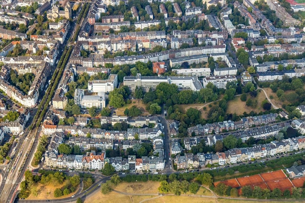 Aerial photograph Düsseldorf - Residential area of a multi-family house settlement at the Luegallee in the district Oberkassel in Duesseldorf in the state North Rhine-Westphalia, Germany