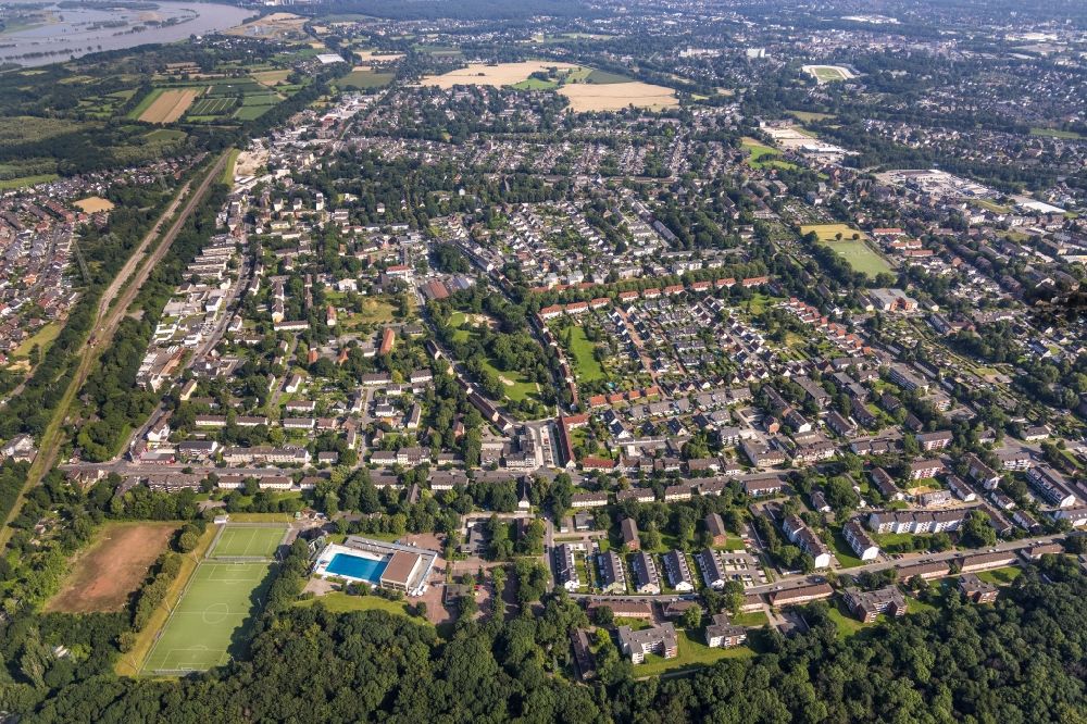 Aerial photograph Duisburg - Residential area of a multi-family house settlement around the Franz-Lenze-Platz in the district Vierlinden in Duisburg at Ruhrgebiet in the state North Rhine-Westphalia, Germany