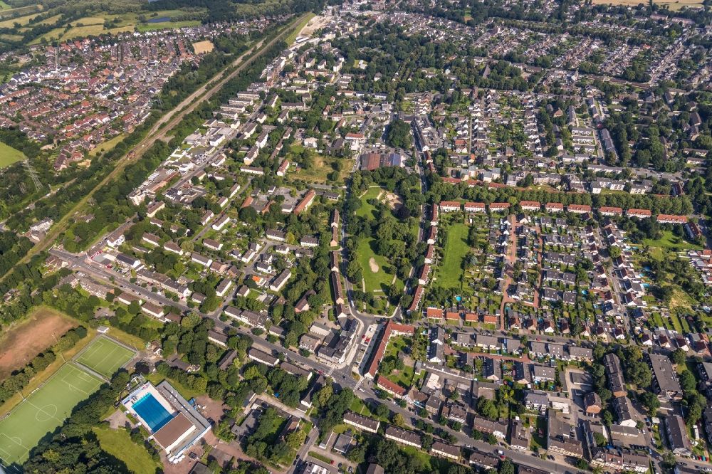 Duisburg from above - Residential area of a multi-family house settlement around the Franz-Lenze-Platz in the district Vierlinden in Duisburg at Ruhrgebiet in the state North Rhine-Westphalia, Germany