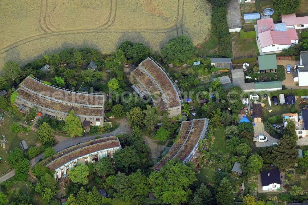 Aerial photograph Schöneiche bei Berlin - Multi-family house settlement in Schoeneiche bei Berlin in the state of Brandenburg. The architectural distinct complex of four round buildings is located on Landhof street in the Northeast of Schoeneiche one a field