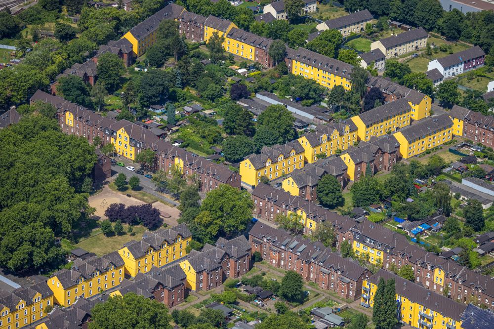 Duisburg from the bird's eye view: Residential area of a multi-family house settlement with a playground on Steigerstrasse - Glueckaufstrasse - Stollenstrasse in the district Alt-Hamborn in Duisburg at Ruhrgebiet in the state North Rhine-Westphalia, Germany
