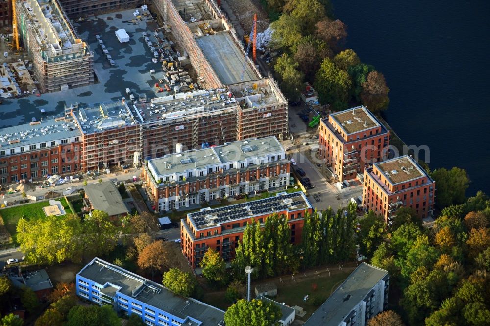 Berlin from the bird's eye view: Multi-family housing development Die Spindlertowers in the Wasserstadt Spindlersfeld on the shore of the Spree in the district Spindlersfeld in Berlin, Germany