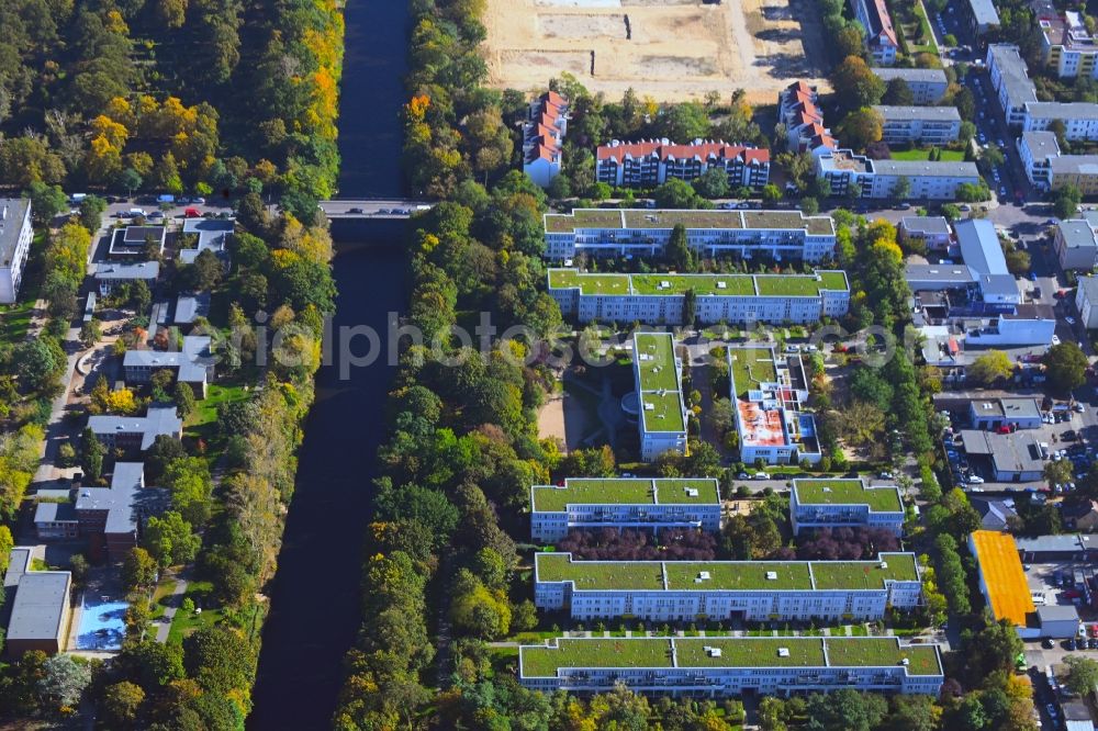 Aerial photograph Berlin - Residential area of a multi-family house settlement on Strasse 614 on Park Gruenzug Britzer Zwelgkanal in the district Britz in Berlin, Germany