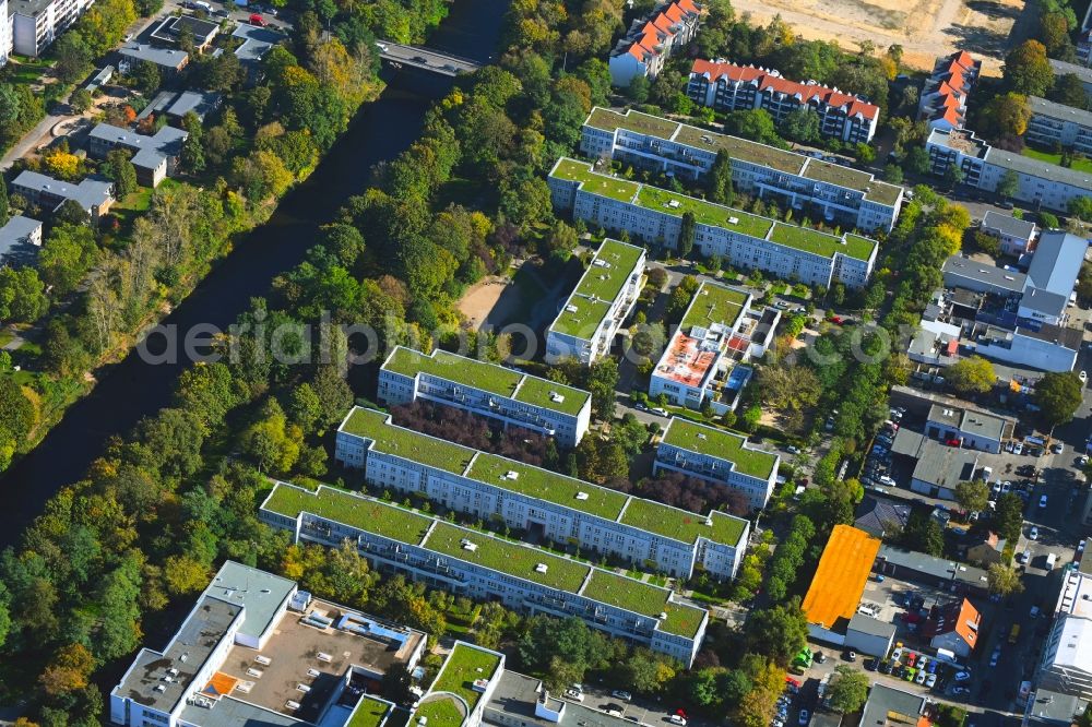 Berlin from the bird's eye view: Residential area of a multi-family house settlement on Strasse 614 on Park Gruenzug Britzer Zwelgkanal in the district Britz in Berlin, Germany