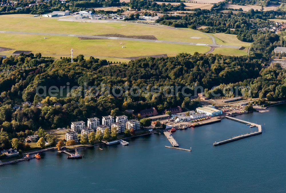 Kiel from the bird's eye view: Settlement of apartment buildings on the banks of the Kieler Foerde on the street Holtenauer Reede in the district Holtenau in Kiel in the state Schleswig-Holstein, Germany