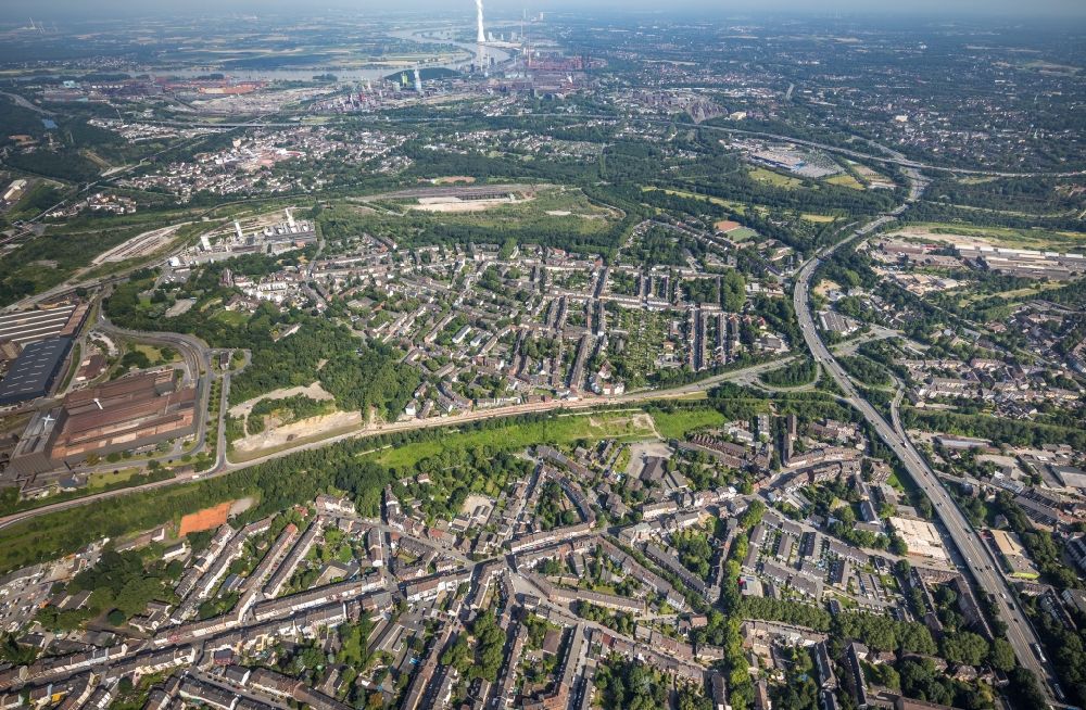 Duisburg from above - Residential area of a multi-family house settlement Unter den Ulmen in the district Mittelmeiderich in Duisburg at Ruhrgebiet in the state North Rhine-Westphalia, Germany