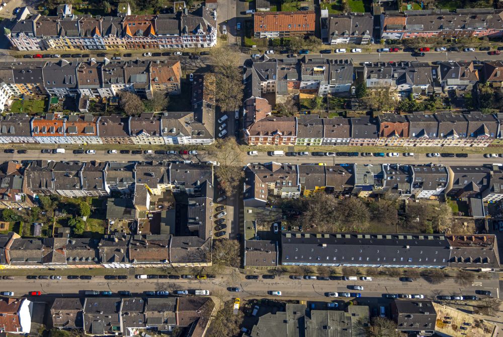 Aerial photograph Gelsenkirchen - Residential area of a multi-family house settlement zwischen Bertastrasse and Kueppersbuschstrasse in the district Feldmark in Gelsenkirchen at Ruhrgebiet in the state North Rhine-Westphalia, Germany