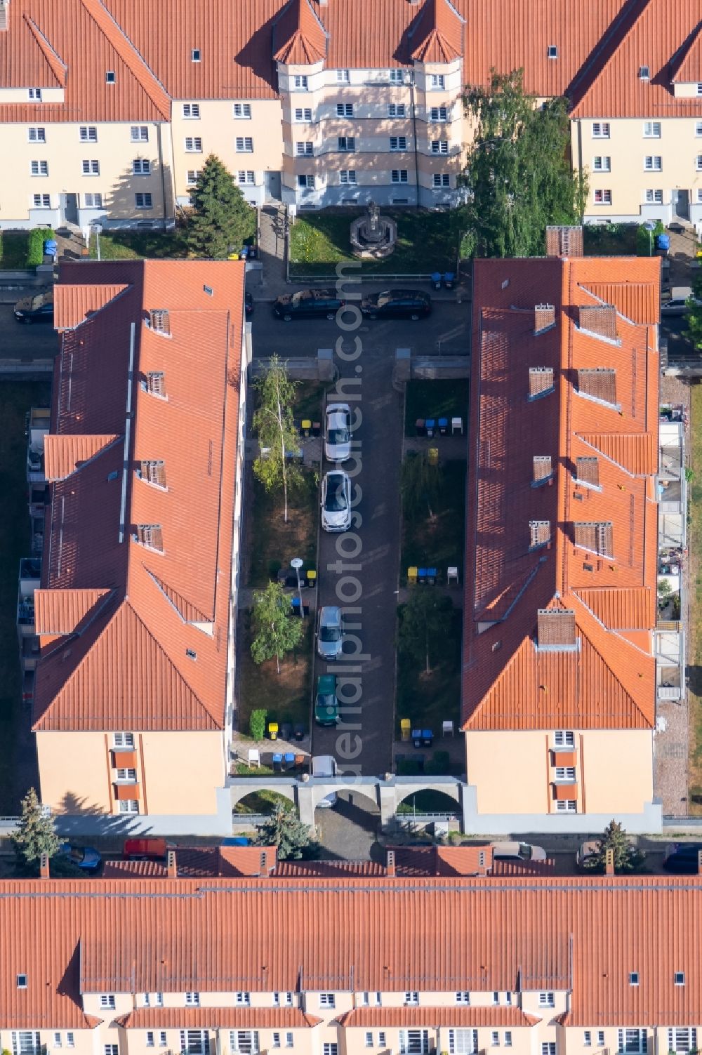Erfurt from the bird's eye view: Residential area of a multi-family house settlement between Hohenwindenstrasse and Grubenstrasse in the district Ilversgehofen in Erfurt in the state Thuringia, Germany