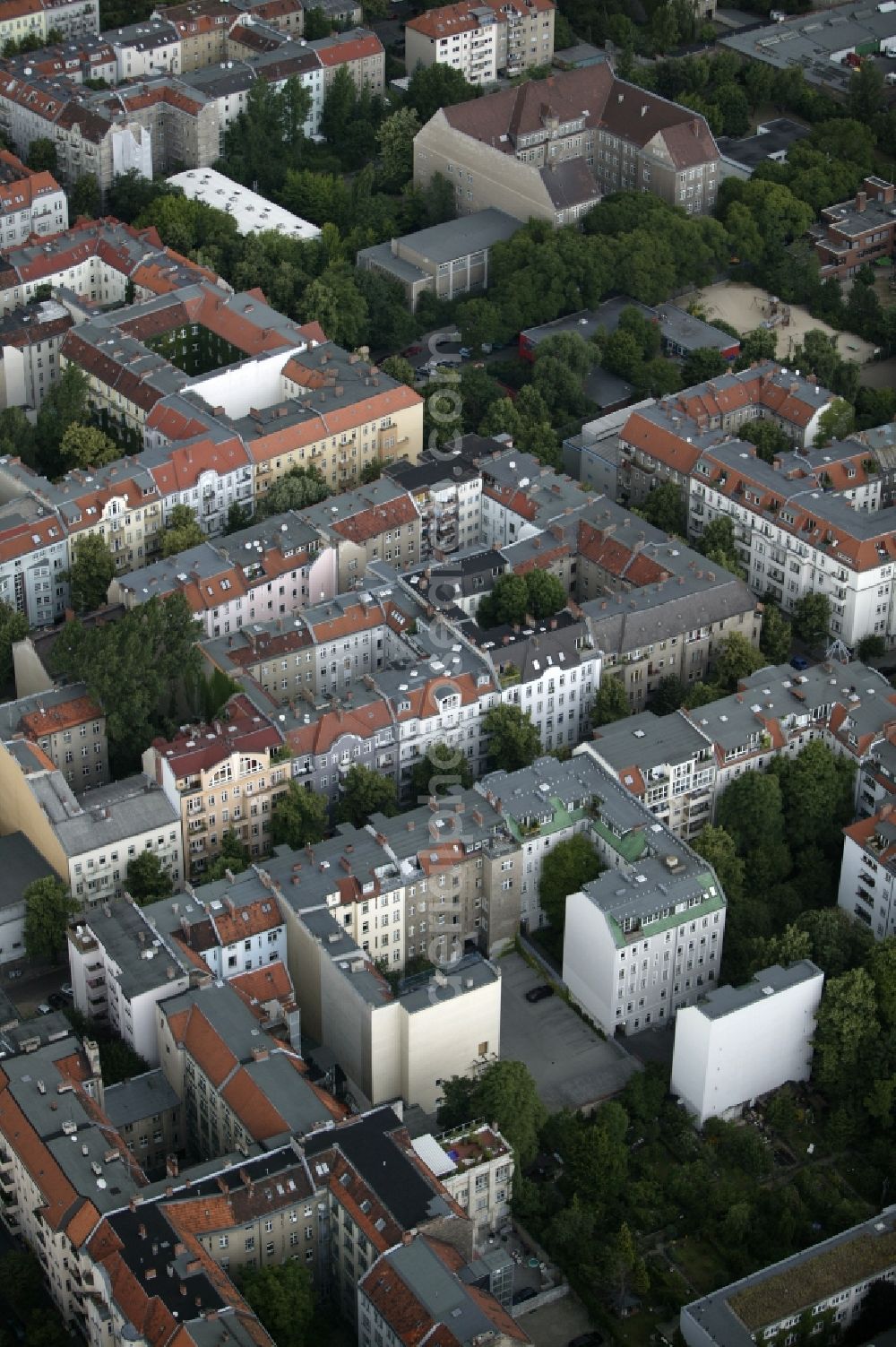 Aerial image Berlin - The residential area between the sun Avenue and the Weser street in the city district Neukoelln in Berlin in the state of Berlin is densely built with multi-family and commercial complexes. The quarters on the Weichsel Road were built late 19th century, primarily for workers with large families. In this deprived area of the capital in recent years, the scool Ruetlischule - the large building where the background - attracted attention. Today it is regarded as an example of successful integration in multi-ethnic residential area