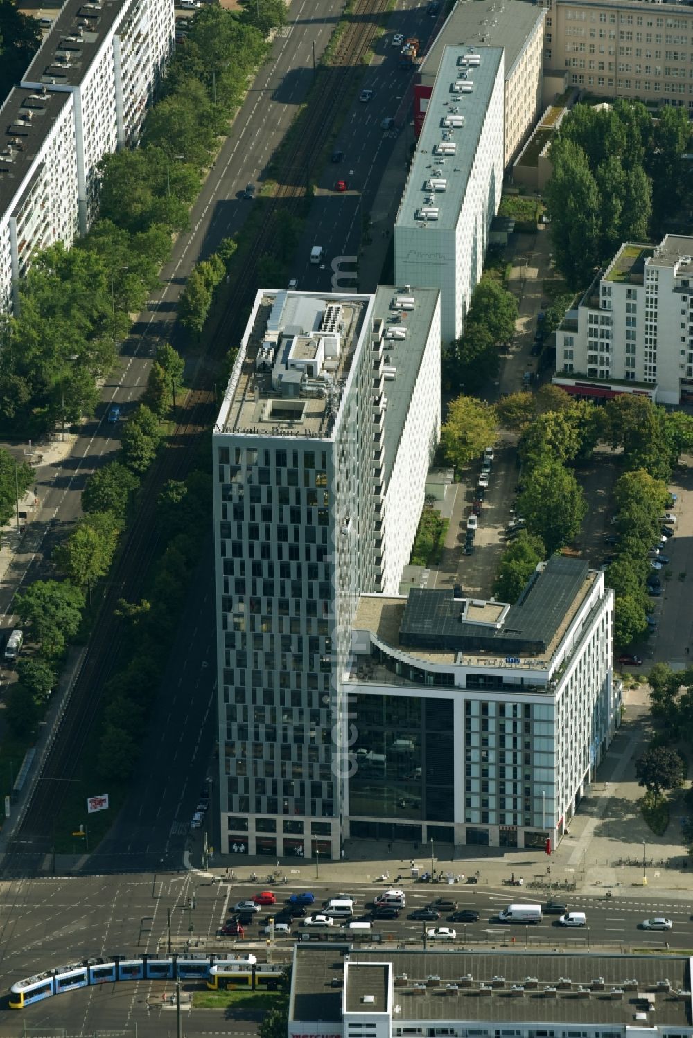 Aerial photograph Berlin - Mercedes-Benz Bank Service Center high-rise construction on the corner of Otto-Braun-Strasse for the new residential and commercial building. To the right stands the new ETAP hotel