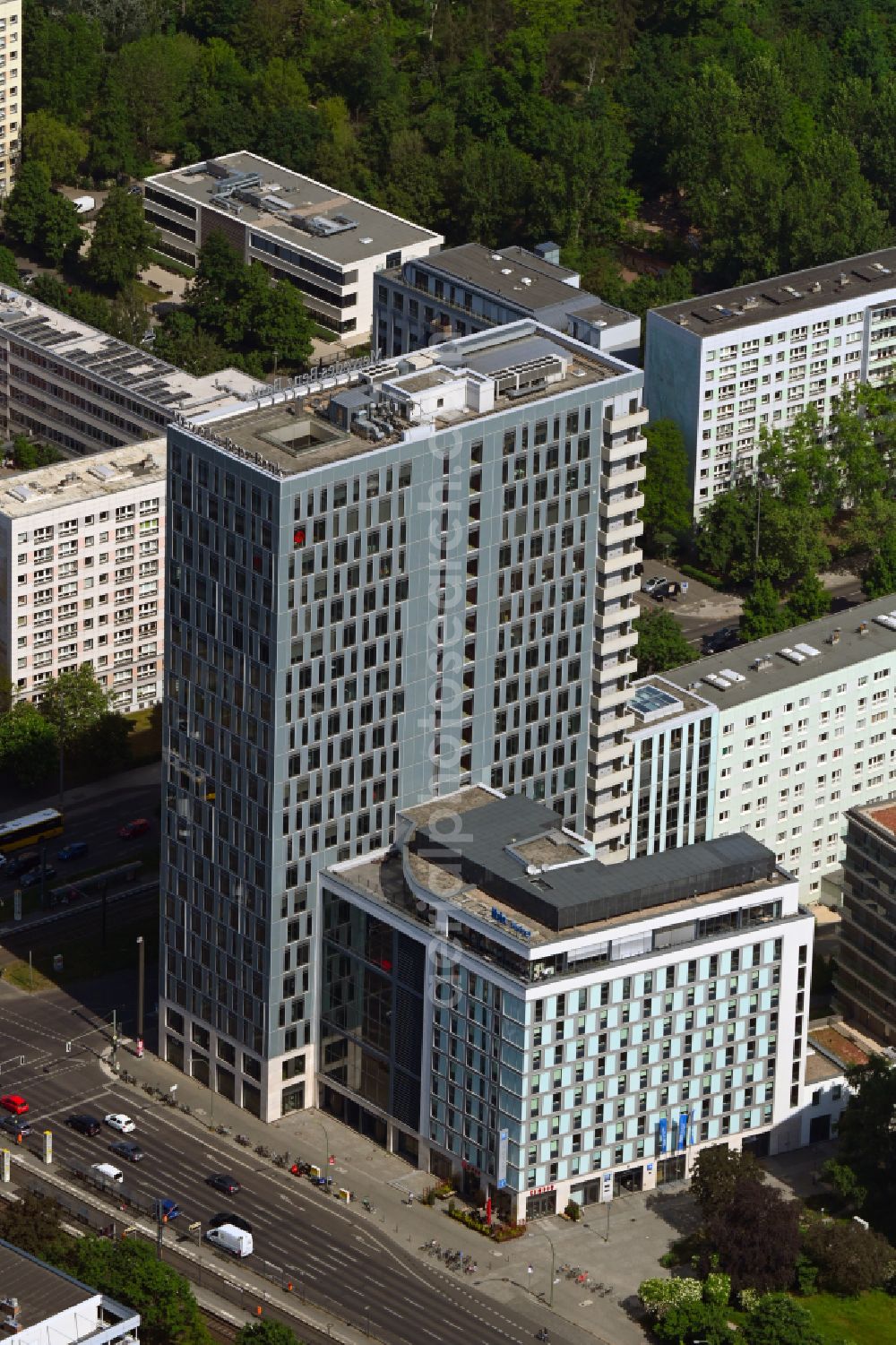 Aerial photograph Berlin - Mercedes-Benz Bank Service Center high-rise construction on the corner of Otto-Braun-Strasse for the new residential and commercial building