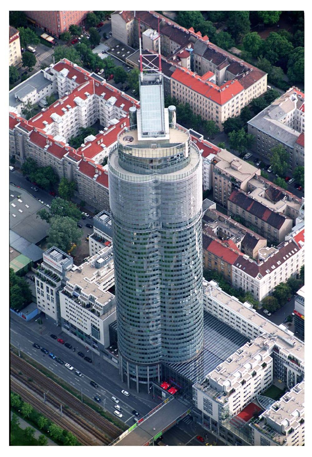 Aerial photograph Wien (Österreich) - Blick auf das höchste Gebäude Österreichs, den Millennium Tower (202m hoch) am Handelskai in Wien. Der 1999 fertiggestellte Gesamtkomplex hat insgesamt eine Fläche von 100.000 qm und umfaßt Büroflächen, Wohneinheiten und ein Einkaufs- und Dienstleistungszentrums Millennium City.