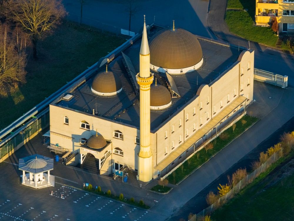 Aerial photograph Hamm - Minaret of the Yunus Emre Camii Mosque on Huelskamp in Heessen in North Rhine-Westphalia