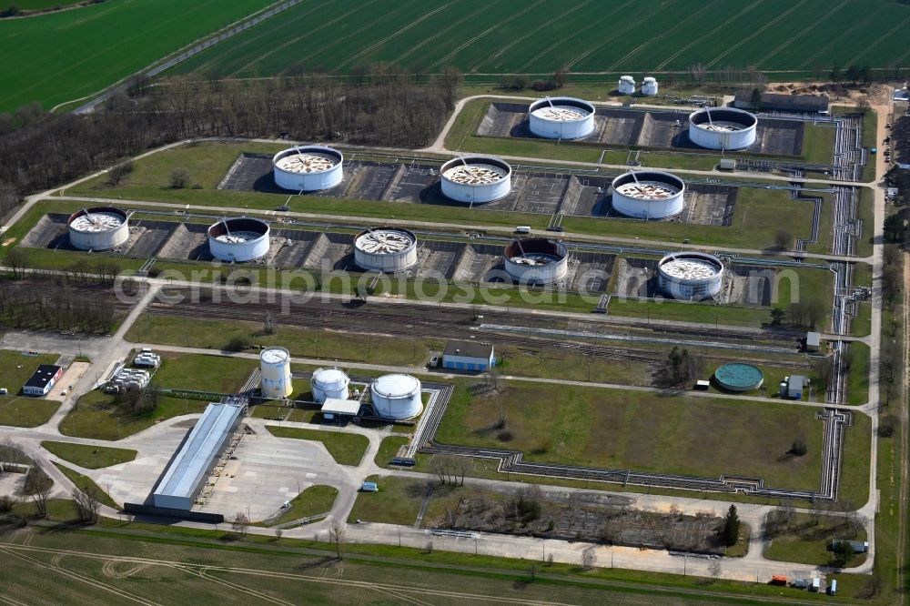 Seefeld-Löhme from the bird's eye view: Mineral oil - high storage tanks for gasoline and diesel fuels in Seefeld in Brandenburg