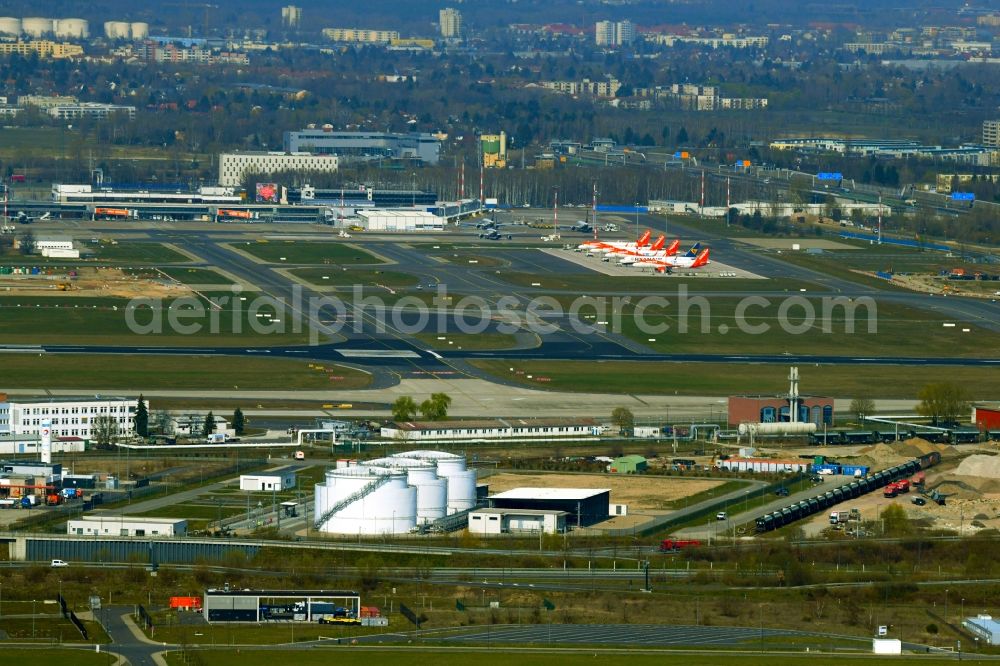 Schönefeld from the bird's eye view: Mineral oil - tank at the airport in Schoenefeld in the state Brandenburg, Germany