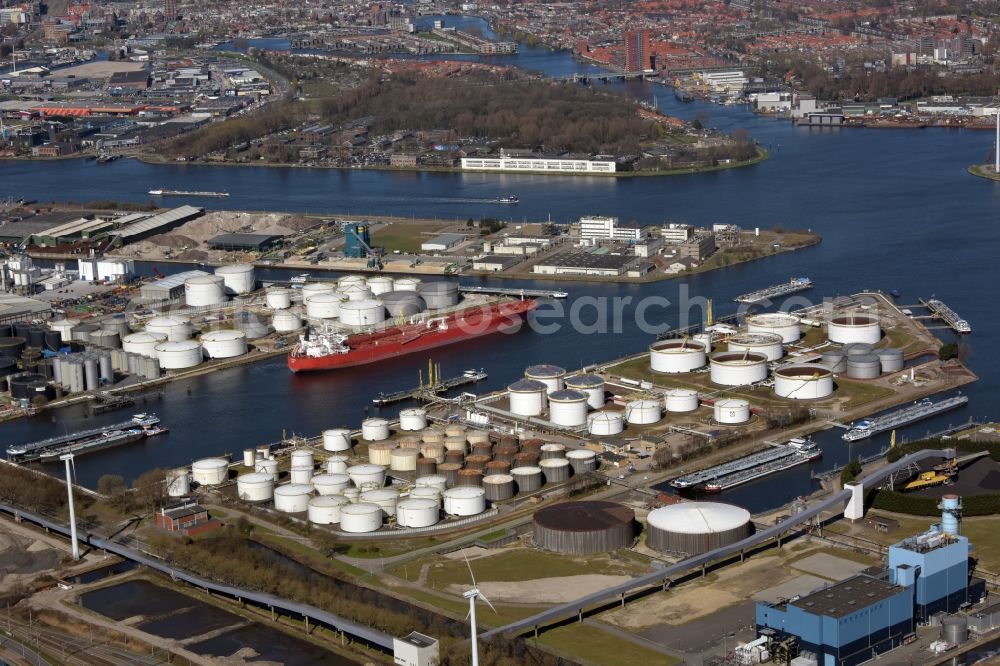 Aerial photograph Amsterdam - Mineral oil - tank Methaanweg - Benzolweg in the district Westpoort in Amsterdam in Noord-Holland, Netherlands