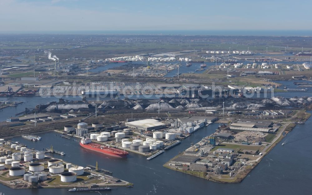 Amsterdam from above - Mineral oil - tank Methaanweg - Benzolweg in the district Westpoort in Amsterdam in Noord-Holland, Netherlands
