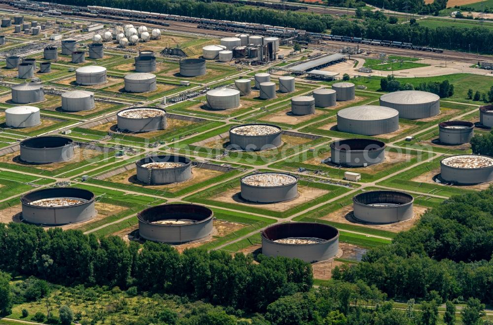 Aerial photograph Karlsruhe - Mineral oil - tank in the district Knielingen in Karlsruhe in the state Baden-Wuerttemberg, Germany