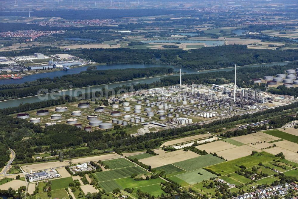 Karlsruhe from the bird's eye view: Mineral oil - tank in the district Knielingen in Karlsruhe in the state Baden-Wuerttemberg, Germany